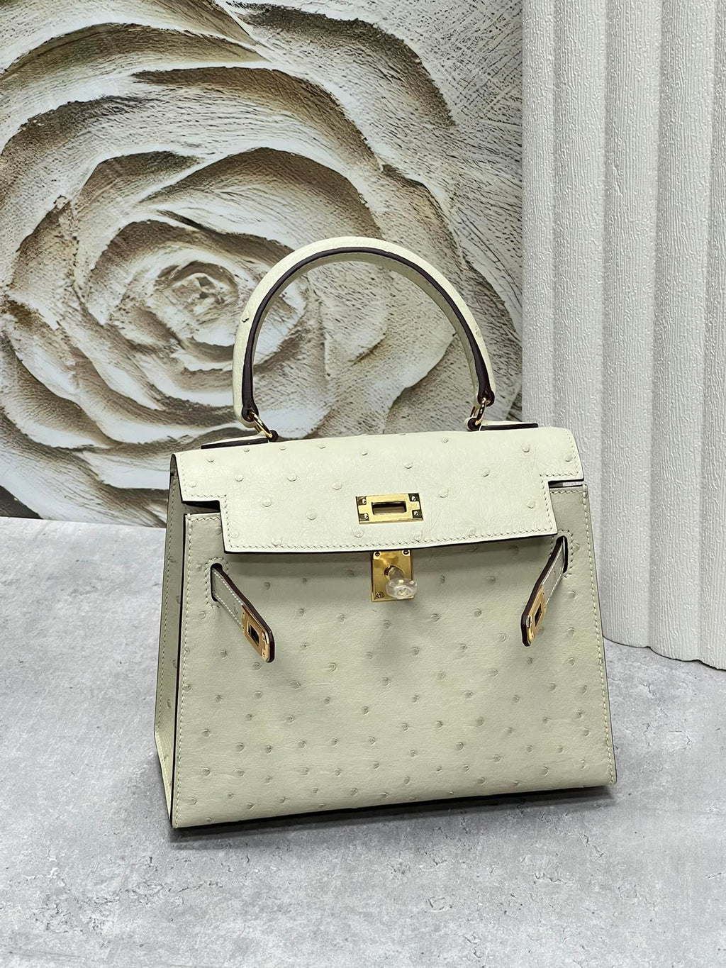 HERMES KELLY BAG 20 IN WHITE CREAM OSTRICH LEATHER WITH GOLD HARDWARE