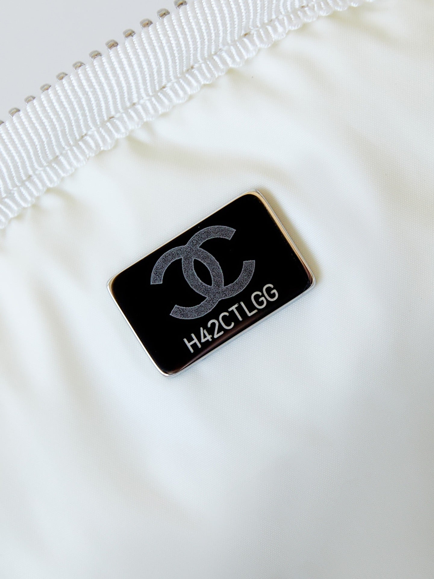 CHANEL BACKPACK 22 IN WHITE FABRIC SILVER HARDWARE