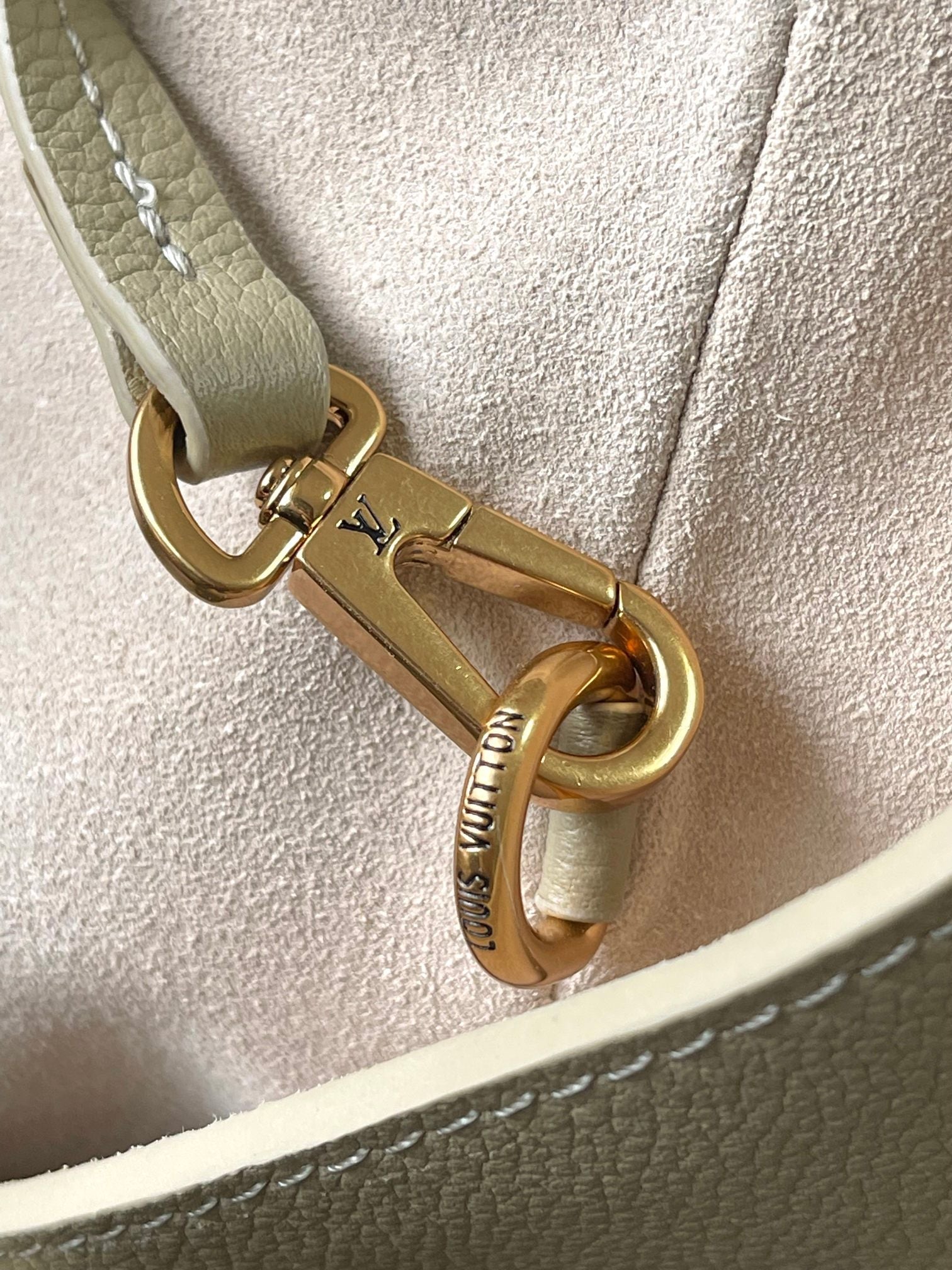 LOUIS VUITTON LOW KEY CABAS 47 IN BEIGE GRAINED CALFSKIN GOLD BUCKLE