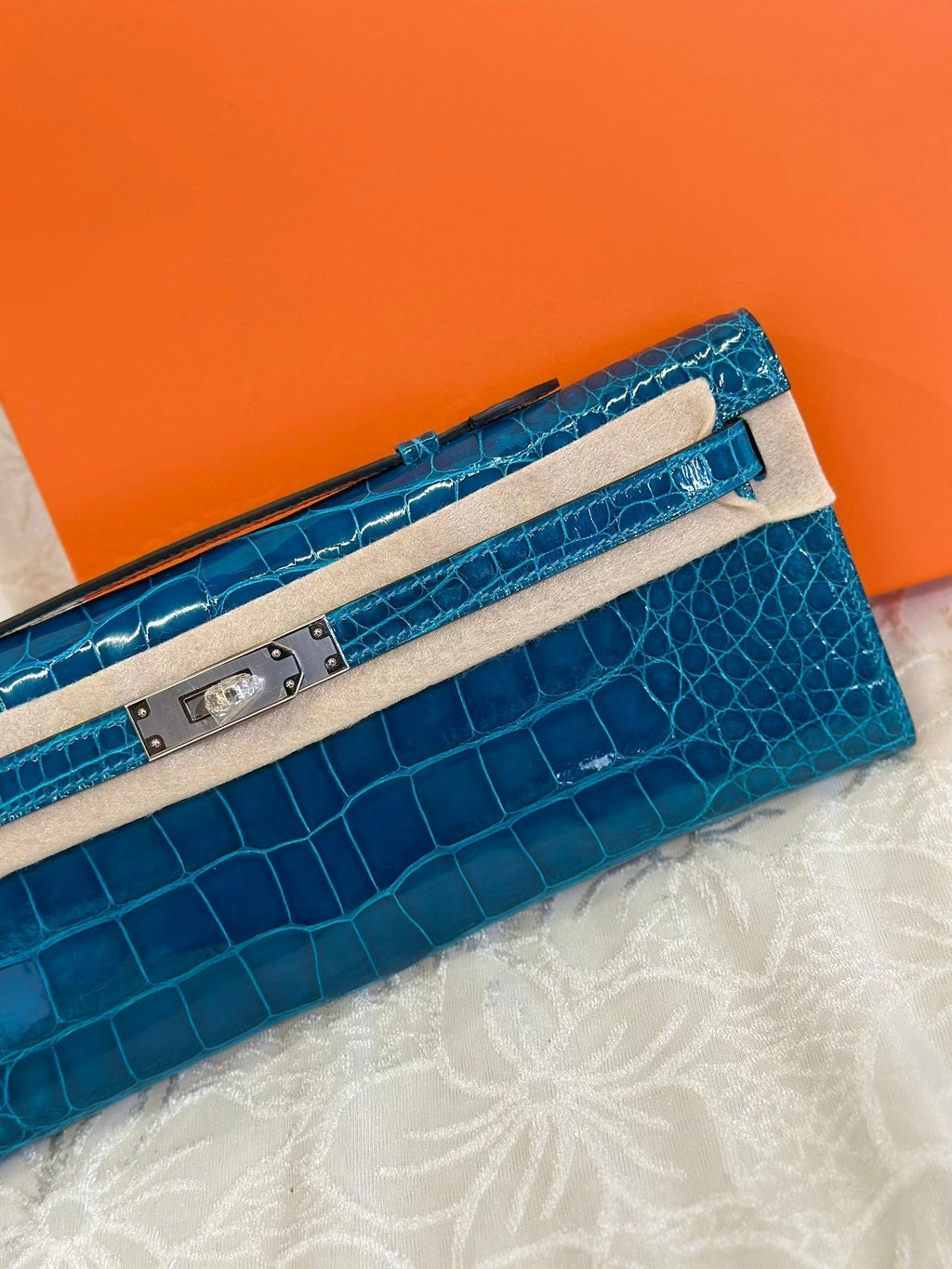 HERMES KELLY CUT 31 IN CLASSIC BLUE SHINNY ALLIGATOR LEATHER WITH SILVER HARDWARE