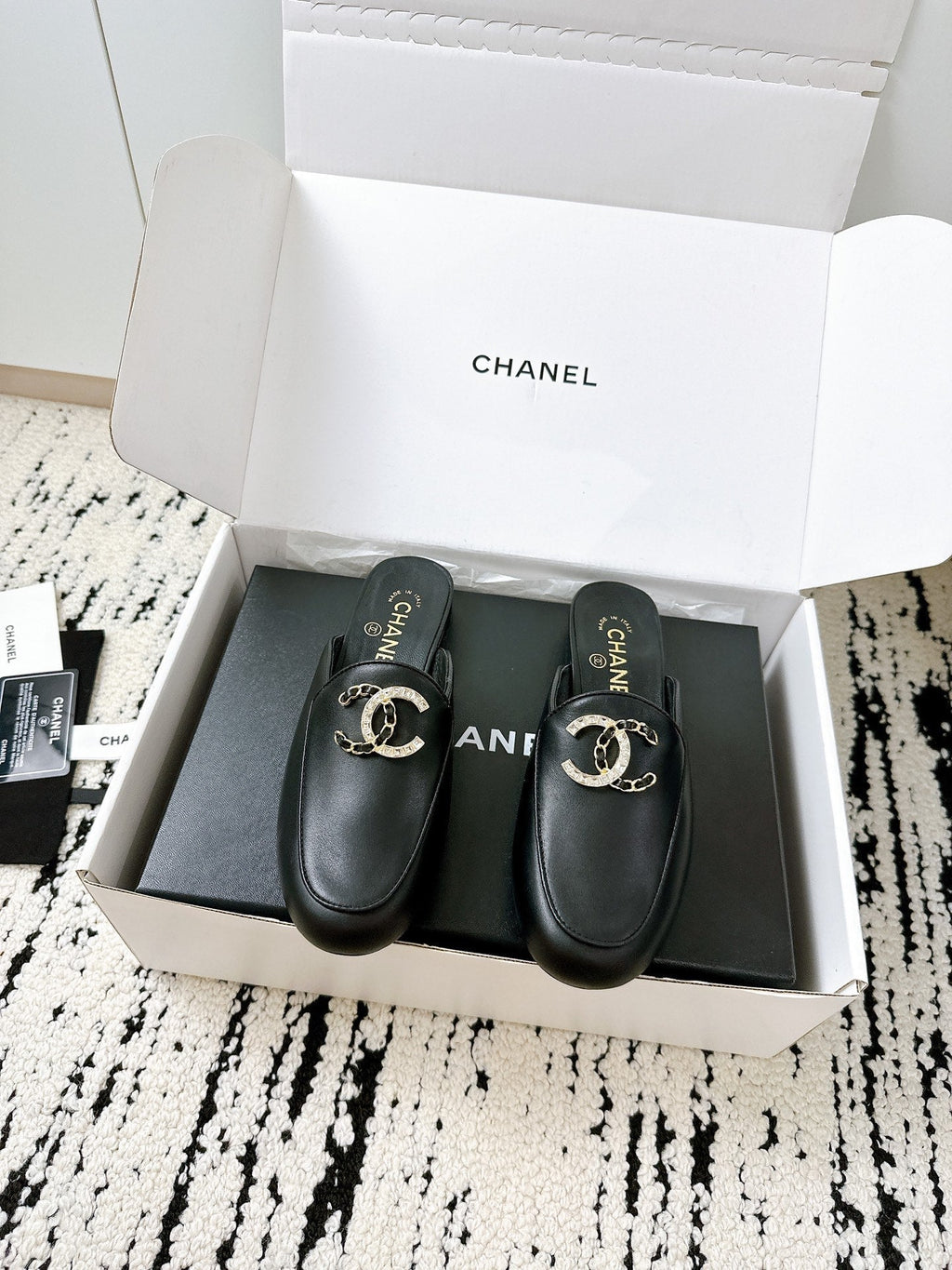 CHANEL FLAT MULE IN BLACK CALFSKIN HARDWARE WITH ROCK MIX CHAIN