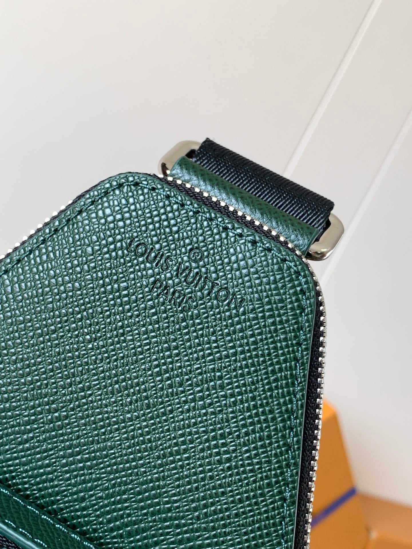 LOUIS VUITTON AVENUE SLINGBAG 31 IN DARK GREEN TAIGA LEATHER