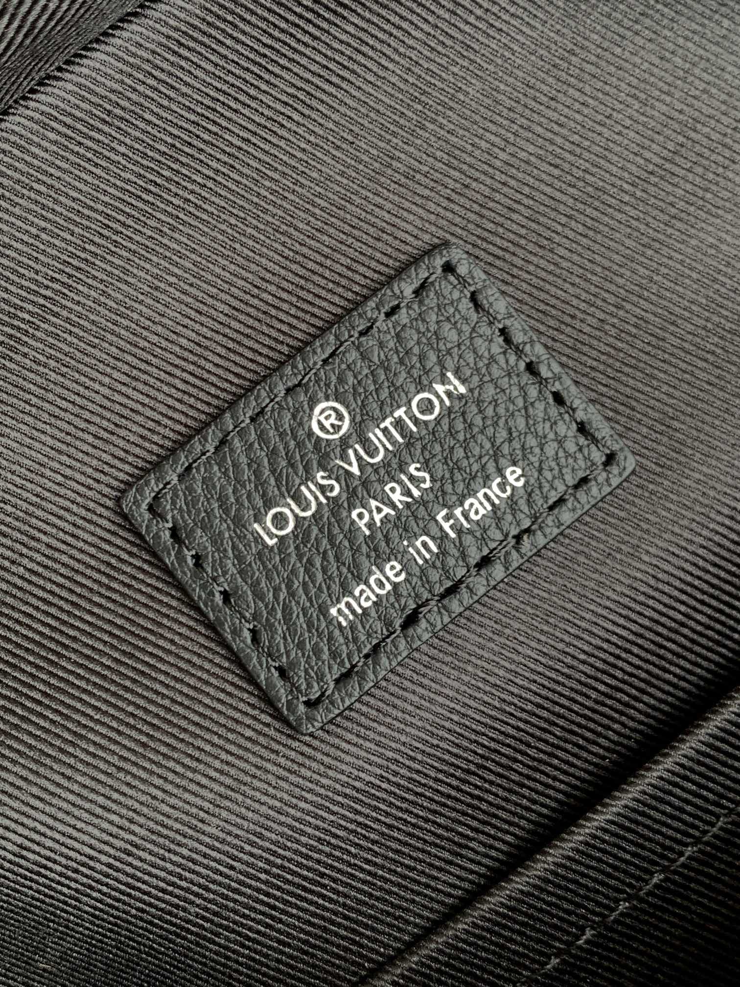 LOUIS VUITTON AVENUE 31 IN BLACK CANVAS CALFSKIN