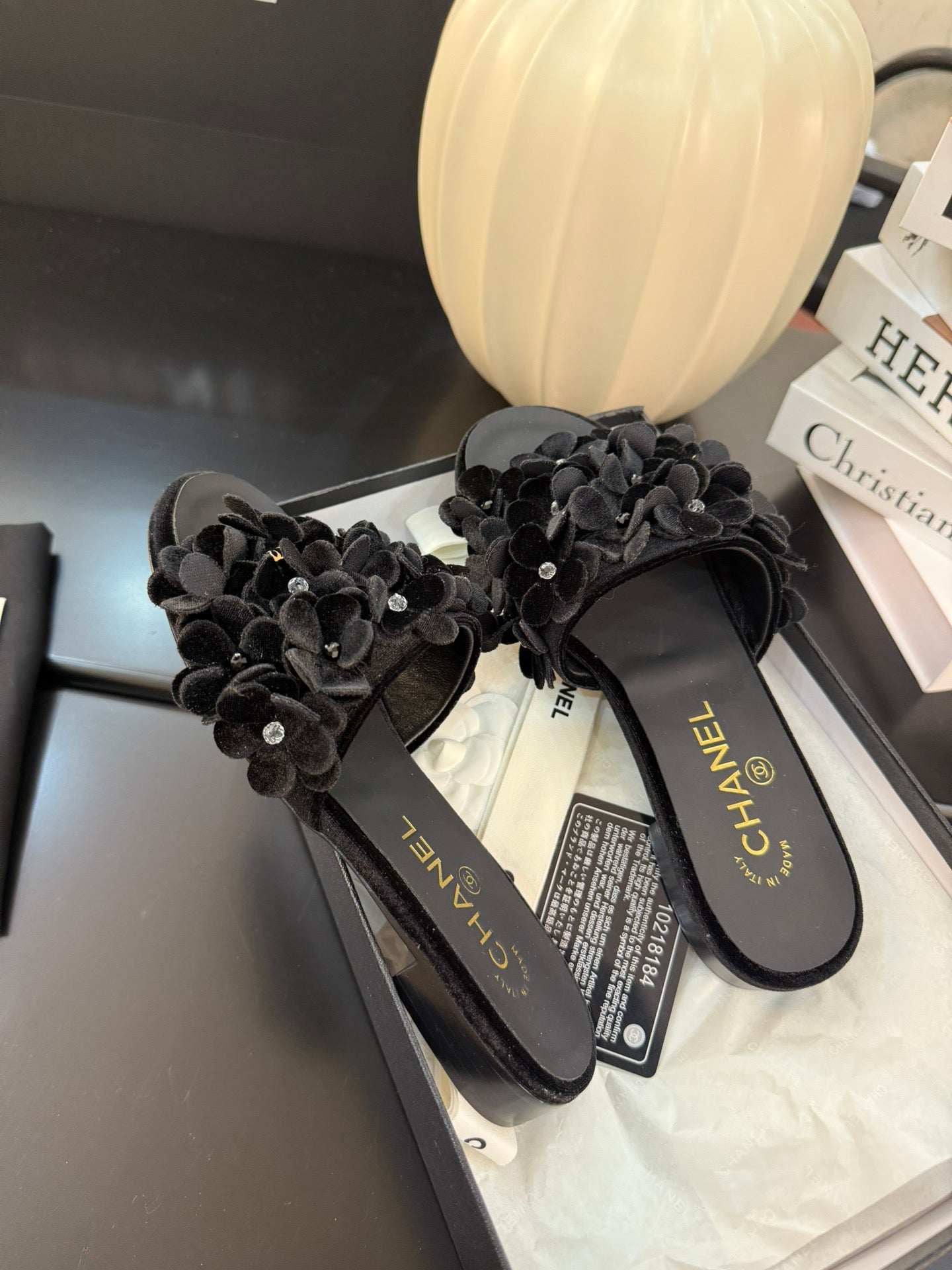CHANEL FLAT MULE 15 MM IN BLACK VELVET