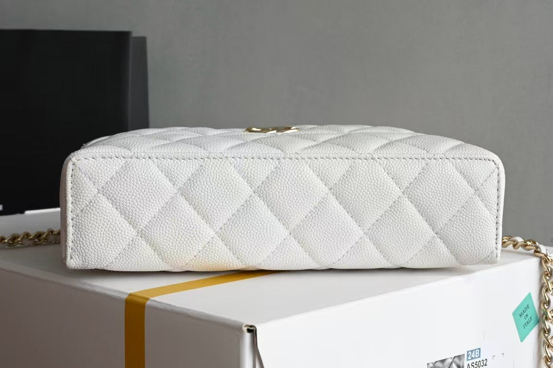 CHANEL COSMETIC BAG 19 IN WHITE GRAINED CALFSKIN GOLD HARDWARE