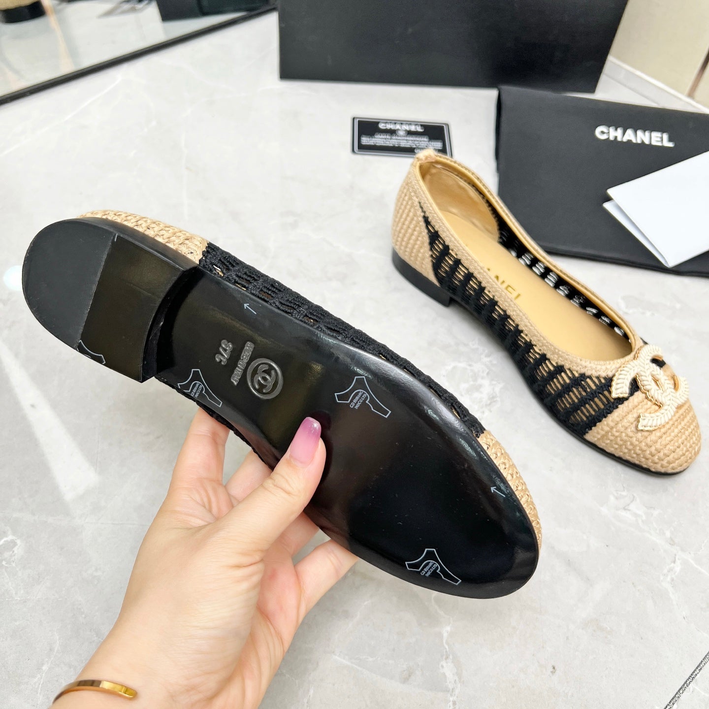 CHANEL BALLET FLAT 10 MM IN BLACK MIX BEIGE RAFFIA